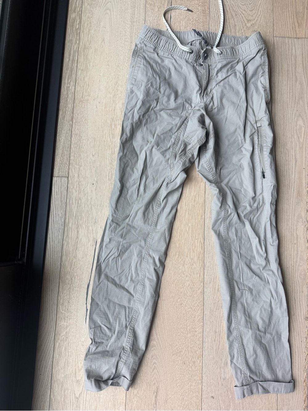 Vuori Men's Cargo Drawstring Pants in Light Gray